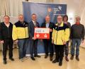 Bild:  Landratsamt Amberg-Sulzbach/exb
Bei der Spendenübergabe mit der Führungsdienstgruppe (von links): 2. Bürgermeister Martin Preuß, Geschäftsführer Carsten Jakimowicz, Vorstandsvorsitzender Thomas Pickel, Vorsitzender Landrat Richard Reisinger, Diakon Peter Bublitz, Gina Preiß und ärztlicher Psychotherapeut Johannes Büttner.