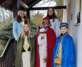 Bild: whü
Lotta, Patrick und Hendrik Veigl (vorne von links) zogen als Sternsinger von Haus zu Haus. Lena und Sternträgerin Julia Kuchenreuther (hinten von links) begleiteten sie dabei.