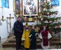 Bild: Kath. Pfarrei St. Stephanus Edelsfeld/exb
Pfarrer Hans Zeltsperger mit einer der sechs Gruppen, die sich bei der Sternsingeraktion in der Pfarrei Edelsfeld engagiert haben.