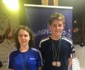 Bild: rbg
Anna Schwöd (Bronze über 200 Meter Brust) sowie Leonhard Fütterer (Silber über 1500 Meter Freistil und Bronze über 200 Meter Schmetterling) holten bei den Oberpfalz-Langstreckenmeisterschaften für den TSC die Medaillen im Gesamtklassement.
