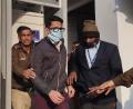Bild: Dinesh Joshi/AP/dpa
Der Flugpassagier, der auf eine Mitreisende uriniert haben soll, wird in Neu Delhi abgeführt.