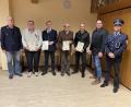 Bild: Feuerwehr Pechbrunn/exb
Nach der Verleihung der Urkunden an die anwesenden Geehrten bei der Jahresversammlung der Feuerwehr: (von links) Vorsitzender Thomas Döhler, Herbert Görl, Alfred Protschky, Wolfgang Stamm, Helmut Rögner sowie Bürgermeister Stephan Schübel und Kommandant Mario Schulze.