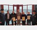 Bild: Florian Scherbl/exb 
Zweiter Vorsitzender Stephan Reiminger und Bürgermeister Gerald Reiter gratulierten den Geehrten Johann Seitz, Christian Prüll, Alois Müller und Michael Koller (von links). Rechts im Bild Kommandant Peter Reier.