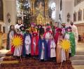 Bild: flt
16 Sternsinger machten sich in Plößberg auf den Weg von Haus zu Haus und brachten den Segen in die Wohnungen.