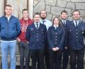 Bild: dob
Beförderungen und Ernennungen nahm Kommandant Benjamin Janker (rechts) bei der Jahreshauptversammlung vor. Neuer Zeugwart ist Florian Rasp (Mitte) und Georg Völkl (Zweiter von rechts) und Lena Zeitler (Dritte von rechts) sind zu neuen Vertrauensleuten in der vorangegangenen Dienstversammlung gewählt worden.