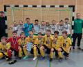 Bild: Helmberger/exb
Die U11 der SG Schwarzenfeld/Stulln (hinten in den weißen Trikots) ist Kreismeister. Da war der Jubel groß. Die Jungs und Mädels vorne vom ASV Burglengenfeld wurden Zweiter..