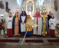 Bild: Reinhard Haise/exb
Das Foto zeigt die sieben Sternsinger in der Kirche St. Erhard in Wildenau zusammen mit Pater Antony und Mesner Josef Albrecht.