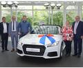 Bild: Raiffeisen Gewinnsparvereinexb
Georg und Maria Schmalzbauer (von rechts) haben das große Los beim Raiffeisen-Gewinnsparen gezogen. Beschert wurde ihnen ein Audi TT Roadster im Wert von 47.000 Euro. Bei der Übergabe waren noch dabei (von links): Thomas Pohl vom Gewinnsparverein, Josef Bäuml, Geschäftsstellenleiter der Raiffeisenbank Unteres Vilstal, und Christian Homeier von Audi.