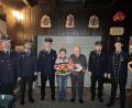 Bild: FW Edeldorf/exb
Hans und Luise Lukas (Mitte) mit der Spitze der Feuerwehr Edeldorf, die ihrem Ehrenvorsitzenden zum 80. Geburtstag gratuliert hat.