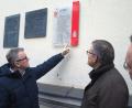 Bild: mfh
Bürgermeister Michael Göth zeigt auf den QR-Code, mit dem per Smartphone Informationen über Walter Höllerer und das Literaturarchiv im Internet abgerufen werden können.