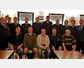 Bild: ban
Die Feuerwehr Wetzldorf ehrte langjährige Vereinsmitglieder. Das Bild zeigt (stehend, von links) Feuerwehrvorsitzenden Willi Kraus, Tobias Rebl, Matthias Dostler, Manuel Raps, Leonhard Fütterer, Thomas Wenning, Zweiten Vorsitzenden Franz Wenning, Kommandant Rudi Schinner, Zweiten Kommandant Manuel Köllner und Bürgermeister Johannes Reger sowie (sitzend, von links) Hans Schinner, Wilhelm Häupler jun., Johann Heimerl, Kassier Stefan Stock und Markus Meierhöfer.