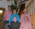 Bild: egl
Josef Meiler (sitzend links) übergibt nach 50 Jahren das Amt des Vorsitzenden an seinen bisherigen Stellvertreter Hermann Holzner (hinten rechts). Dazu gratulieren Anton Bruckmüller und Schriftführer Franz Hierl (hinten von links) sowie Vergnügungswart Hans Rieger (sitzend rechts).