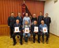 Bild: kki
Vorsitzender Andreas Albrecht (hinten, Zweiter von links) und Kommandant Johannes Albrecht (Zweiter von rechts) ehren Thomas Fritsch, Norbert Helgath (hinten, Mitte) sowie Hans Stoiber, Anton Bäcker, Josef Wirth und Günther Fritsch (vorne, von links.