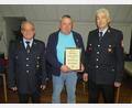 Bild: adj
Vorstand Wolfgang Müller (links) und Kommandant Gottfried Amschl (rechts) überreichten die Urkunde an Gerd Lindner.