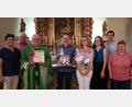 Bild: amö
Der Geehrte inmitten seiner Gratulanten: (von links) Pfarrgemeinderatssprecherin Christa Dietl, Kirchenpfleger Alois Baumer, Pfarrer Eugen Wismeth, Franz Laubmeier jun. mit seiner Frau Barbara und Tochter Karin, Christoph Baumer und Martina Höcherl vom Pfarrgemeinderat.