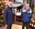 Bild: hmr
Über eine stattliche Spende von 1000 Euro aus den Händen von Klaus Rösch (rechts), dem Vorsitzenden des Männergesangvereins Waldsassen, durfte sich Stadtpfarrer Dr. Thomas Vogl für die Katholische Pfarrgemeinde freuen.