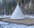 Bild: Reinhard Sollfrank/exb
Das beheizbare Tipi ist eines der Highlights des neuen Waldkindergartens in Parkstein. Im Hintergrund zu erkennen sind bereits der eingerichtete Waschplatz und der Bauwagen, der den rund 20 Kindern als Rückzugsort dienen soll.