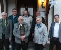 Bild: soj
Die Geehrten mit den Verantwortlichen (vorne, von links) Vorsitzender Reinhold Schraml, Andreas Scherm und Hubert Rubenbauer sowie (hinten, von links) Markus Heindl, Michael Heindl und Bernhard Schmidt. Auch Bürgermeister Wolfgang Söllner (rechts) gratulierte.