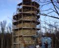 Bild: mmj
Bürgermeister Gerald Reiter, Vorsitzender des "Fördervereins Burgruine Reichenstein", skizziert auf der Baustelle des Stadlerner Wahrzeichens den Stand der Arbeiten.