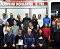 Bild: jml
Die Kohlberger Feuerwehr kann sich über neue und langjährige Mitglieder (Mitte) freuen. KBI Wolfgang Schwarz Vorstand Josef Fischer und Stellvertreter Michael Scheuerer (Erster bis Dritter von links) bilden zusammen mit Kommandant Matthias List (rechts vorne), Dominik Zwack und Johannes Kummer (dahinter) die Führungsebene.