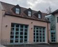 Bild: fks
1989 wurde der Anbau (links im Bild) als letzte größere Maßnahme errichtet. Seither ist das Erbendorfer Feuerwehrhaus in die Jahre gekommen.