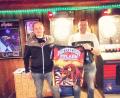 Bild: gz
Teamchef Hans-Jürgen Bauer (links) zeigt Danijel Lukic sein künftiges Trikot.