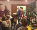 Bild: Alois Bauer/exb
Bei der Christbaumversteigerung in Beidl gab es so manche Überraschung zu gewinnen.