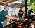 Archivbild: u
Bei hochsommerlichen Temperaturen hat das Grillteam der Hirschauer Anglerfreunde beim Fischerfest einen heißen Job zu erfüllen. Die gegrillten Makrelen und Forellen sind heiß begehrt.