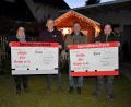 Bild: dob
Insgesamt 6500 Euro übergeben Bettina (links) und Johannes Bauer (Zweiter von rechts) sowie Rudolf Grundler (rechts) an die Organisation "Hilfe an Anja" an Michael Sporrer aus Kirchenthumbach (Zweiter von links).