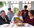 Bild: ubb
Heimatpfleger Eberhard Polland (Mitte) zeigt seinen Geburtstagsgästen seine fünf bereits veröffentlichten Bücher. Mit auf dem Bild sind seine Frau Anni (Zweite von links) und Tochter Kerstin Franz (Zweite von rechts), Bürgermeister Franz Stahl (links) und Cornelia Stahl (rechts).