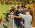 Bild: slh
Schießleiter Günther Gradl erklärt die Sicherheitsbestimmungen und wie man ein Jugend- Luftdruckgewehr richtig lädt.