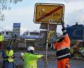Bild: Federico Gambarini
RWE-Mitarbeiter entfernen das Ortsschild des Dorfes Lützerath. RWE will die unter Lützerath liegende Kohle abbaggern - dafür soll der Weiler auf dem Gebiet der Stadt Erkelenz am Braunkohletagebau Garzweiler II abgerissen werden.