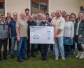 Bild: Karl Dietz/exb
Die Vereine aus Beidl spenden für die "Aktion Feuerkinder" von Dr. Annemarie Schraml 6500 Euro.