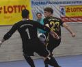 Bild: otr
Der SV Waldau entschied das Finale der Futsal-Kreismeisterschaft gegen die SpVgg Vohenstrauß überraschend mit 1:0 für sich. Der Vohenstraußer Torwart Julian Müssig verhindert in dieser Szene gegen Sebastian Hanauer vom SV Waldau das mögliche 2:0.