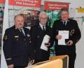 Bild: fks
Je eine Auszeichnung des Landesfeuerwehrverbandes hatte Kreisbrandrat Andreas Wührl (links) im Gepäck: Albert Vollath (Mitte) erhielt die Ehrenmedaille, Bernhard Schmidt (rechts) das Ehrenkreuz in Silber.