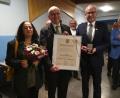 Bild: mma
Dr. Josef Weiss-Cemus (Mitte) und seine Frau Marie freuen sich über die Bürgermedaille in Bronze von Bürgermeister Bernhard Lindner.