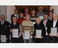Bild: Fröhlich/exb
Diese Mitglieder sind für langjährige Mitgliedschaft in der Freiwilligen Feuerwehr Oberviechtach ausgezeichnet worden. Karl-Heinz Stoppa (rechts) und Johann Raab (vorne, Bildmitte) wurden zu Ehrenmitgliedern ernannt. Vorsitzender Johann Roßmann (hinten, links) gratulierte.