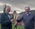 Bild: jua
Bürgermeister Frank Zeitler stieß mit Bernhard Weiß (links) auf dessen 80. Geburtstag an.