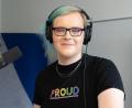 Bild: scm
Philipps Pronomen sind ey/em. Ey ist nicht-binär*, studiert in München Informatik und ist 22 Jahre alt. Bereits als Kind hat ey gemerkt, dass ey weder in die Jungs-, noch in die Mädchenschublade passt.