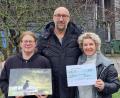 Bild: Andrea Witthauer/exb
Andrea Witthauer (rechts) übergibt den Scheck an Hans Weiß und Claudia Fleck von der Tierauffangstation „Das Nest“.