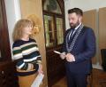 Bild: ui
Neustadts Bürgermeister Sebastian Dippold vereidigt Maria Kunz als Nachfolgerin von Roland Kraft, der aus gesundheitlichen Gründen aus dem Stadtrat ausgeschieden ist.
