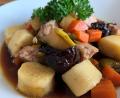 Bild: Michael Schiffer
Kurz vor dem Garende werden die Entenfleisch-Würfel, Backpflaumen und Grießgnocchi zum Eintopf gegeben.
