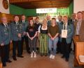 Bild: bö
Der Schützenverein Mendorferbuch-Egelsheim hat mit Barbara Guittenberger (Mitte mit Dirndl) erstmals eine Schützenmeisterin. Ihr gratuliert Bürgermeister Florian Junkes (rechts) und der der ausscheidende Schützenmeister Johann Viehauser (links). Für 40 Jahre Mitgliedschaft wird Helmut Schöpper (mit Urkunde) geehrt.