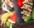 Bild: Doreen Hassek
Die Banane wird zum Delfin, die Pitatasche zum Minidöner: Wenn Eltern Zeit haben, ihren Kindern eine fantasievolle Lunchbox zu packen, freut das die Kinder natürlich.