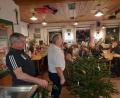 Bild: exb
Den Abschluss bildet die Versteigerung des Stamms und der Spitze des Christbaums, an er sich neben vielen Privatpersonen auch viele Firmen und Vereine beteiligen.