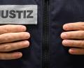 Symbolbild: Sebastian Gollnow/dpa
Als versuchte gefährliche Körperverletzung in sechs Fällen wird das Zünden eines Bengalo-Feuers bei der G.O.N.D. vor Gericht verhandelt.