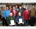 Bild: roh
Das Vorstandsteam des Gesangvereins Friedenfels mit Sängergruppenvorsitzendem Stefan Werner (Zweiter von links) und Bürgermeister Oskar Schuster (links). Alfred Weidner und Peter Steinhauser (vorne, von links) wurden zu Ehrenmitgliedern ernannt.