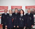 Bild: fks
Die neuen Vorsitzenden der Feuerwehr Erbendorf: Tobias Bollmann (Zweiter von links) und Anna Linkel (Vierte von links). Zu den ersten Gratulanten zählten stellvertretender Kommandant Wolfgang Gruber (links), Kommandant Bernhard Schmidt (Mitte) und Bürgermeister Johannes Reger (rechts).