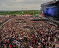 Bild: Thomas Frey/dpa/Archivbild
Rockfans tanzen während vor der Hauptbühne des Open-Air-Festivals “Rock am Ring".