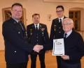 Bild: bö
Seit 70 Jahren gehört Rudolf Schaller (rechts) der Feuerwehr Hohenburg an. Dazu gratulieren der Vorsitzende, Bürgermeister Florian Junkes, Kreisbrandmeister Alexander Graf und Kreisbrandinspektor Armin Daubenmerkl (von links).